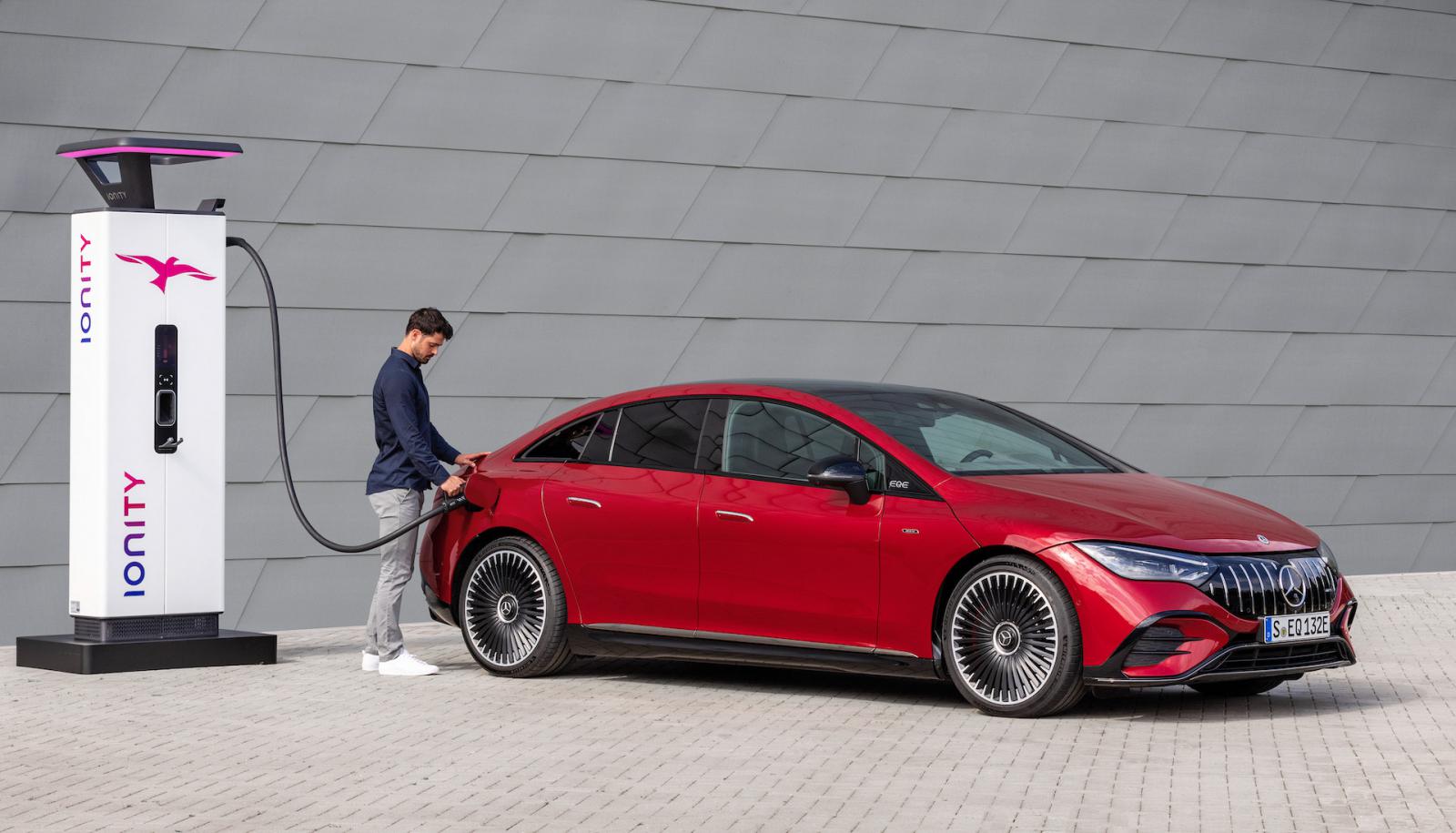 Πρεμιέρα με 2 εκδόσεις και 687 ίππους για τη Mercedes-AMG EQE